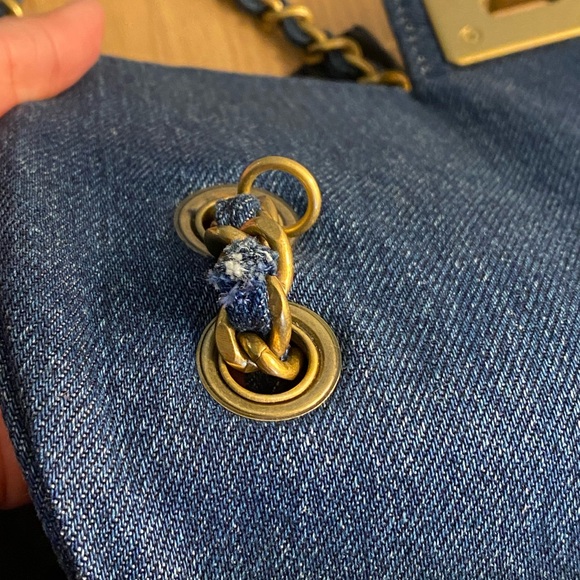 KARL LAGERFELD PARIS
Agyness Shoulder Bag - Picture 9 of 10